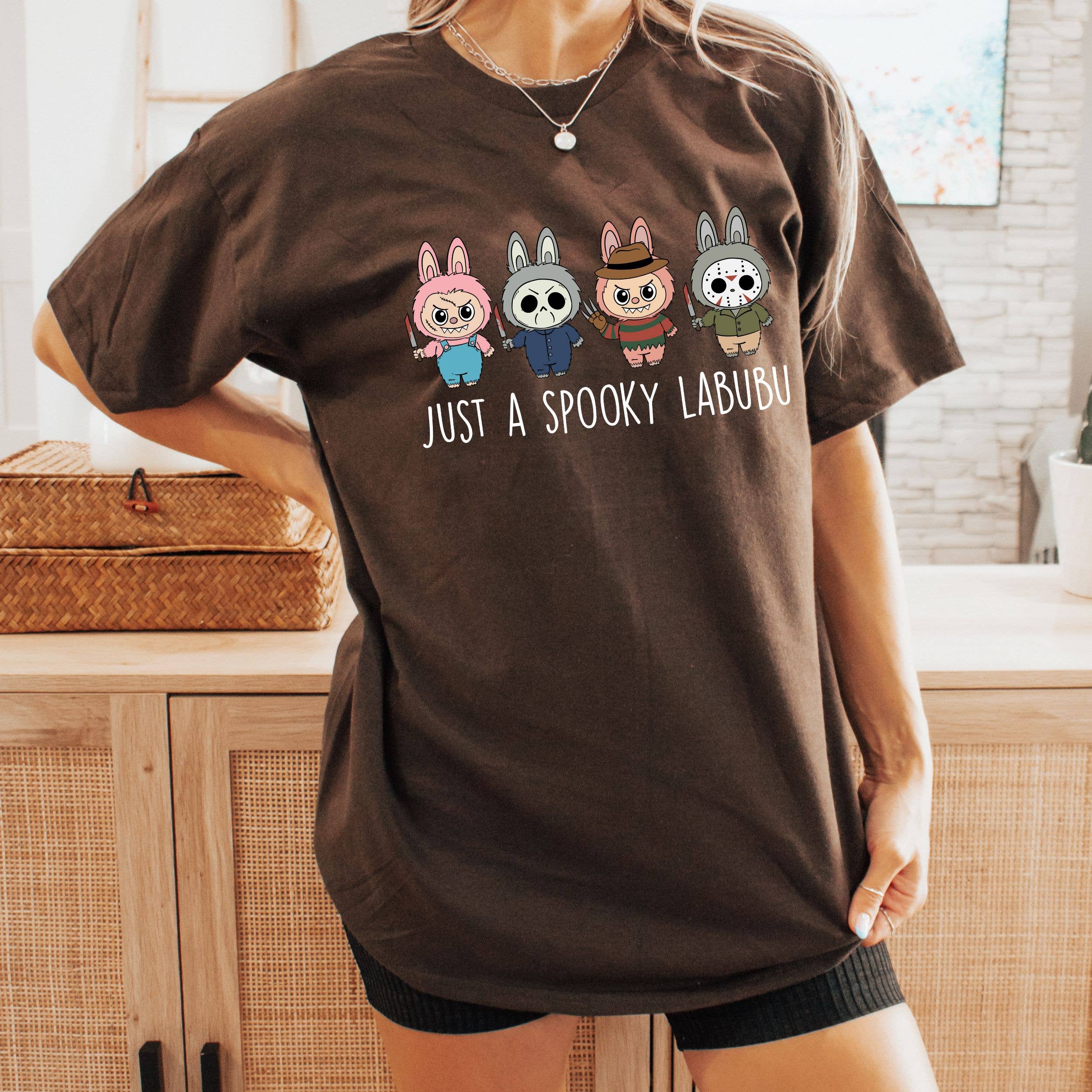 The Boho Haus - Vente T-shirt sérigraphié – femme - T-shirt Spooky Labubu | T-shirt d'horreur lapin d'Halloween1