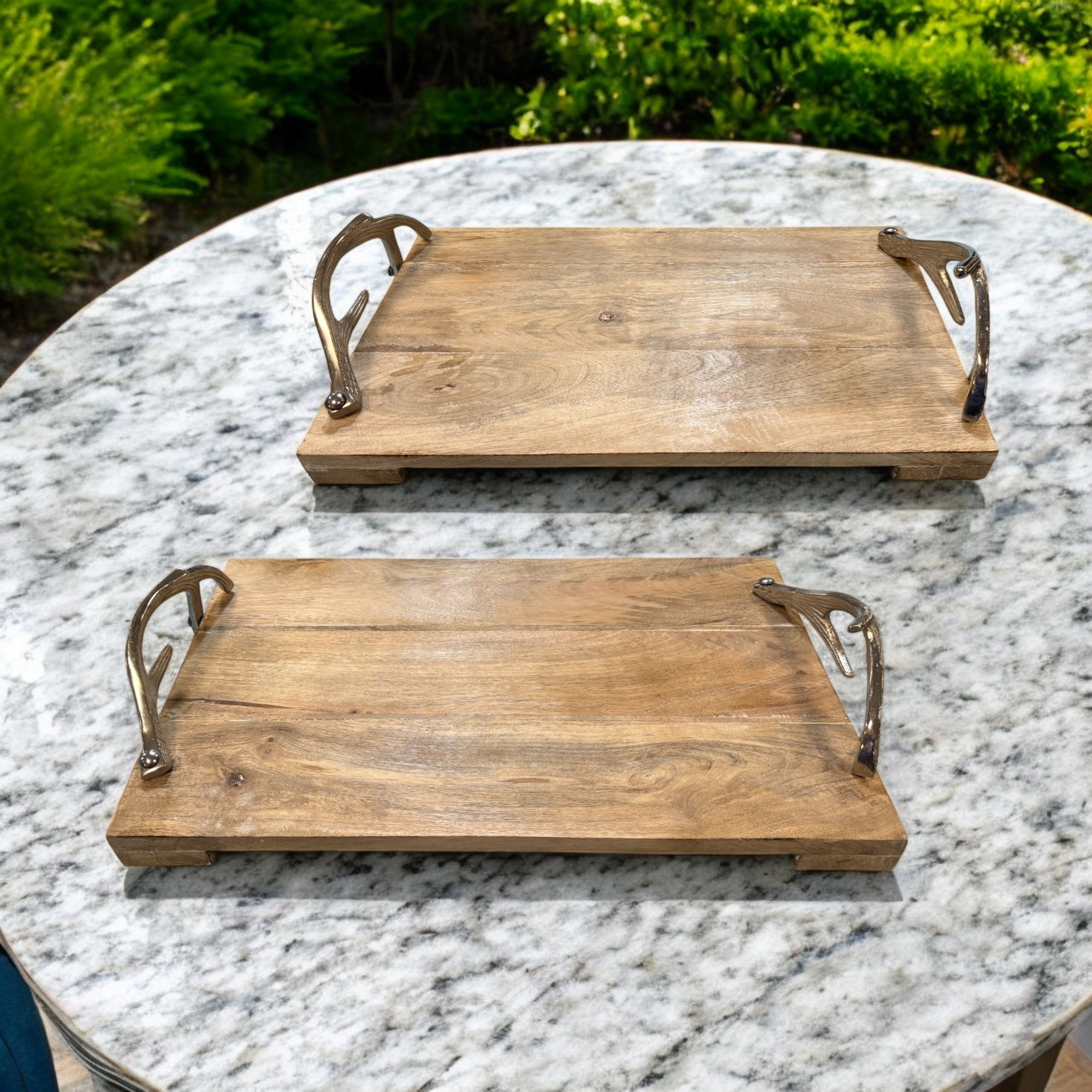 Wilco Home - Vente Plateaux de service - Ensemble de 2 plateaux de service en bois avec poignées en nickel poli4