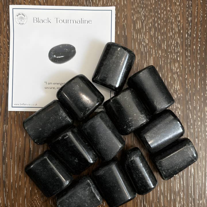 Cristais tombados de turmalina preta 100gms com cartões de informação por atacado de BellaMira Home