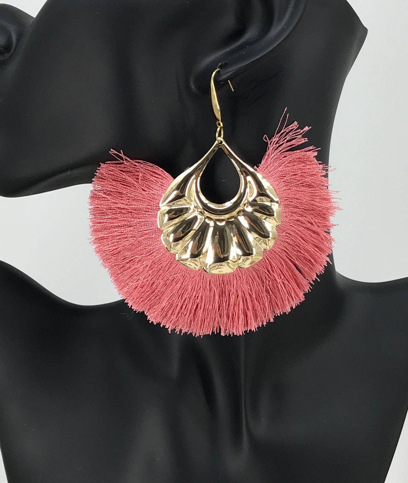 Magnolia & Peach Jewelry Boutique, LLC – Großhandel Quasten-Ohrring – Große fächerförmige Quastenohrringe — E19-27621