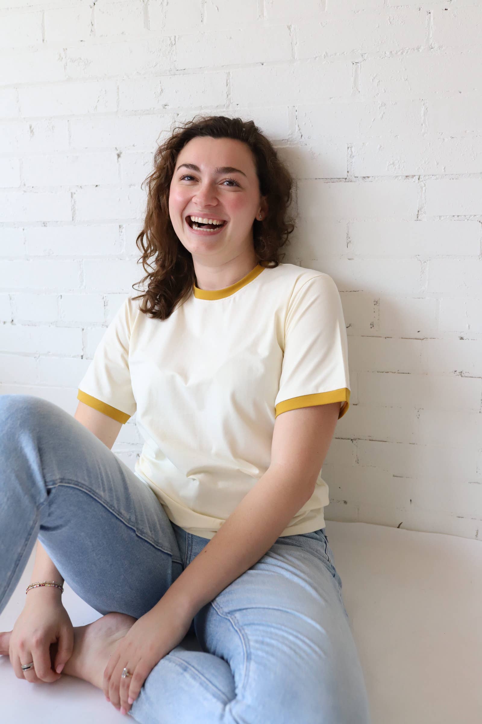 Polished Prints - Vente Chemise – femme - T-shirt classique pour femme avec bord contrasté en moutarde, T-shirts vierges6