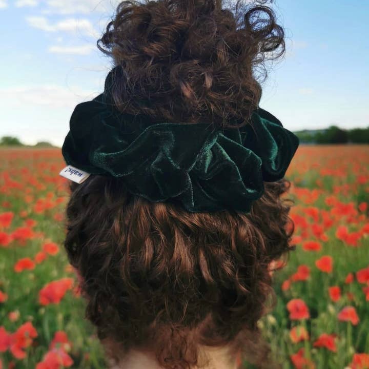 What a bun! - Wholesale Scrunchie - Women's - Waldgrünes Samt-Haargummi3