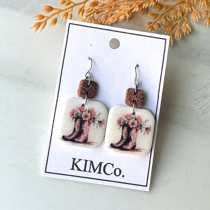 Boucles d'oreilles en argile polymère - Quotidien/Occidental - Bottes/Fleurs pour la vente par KIMCo.