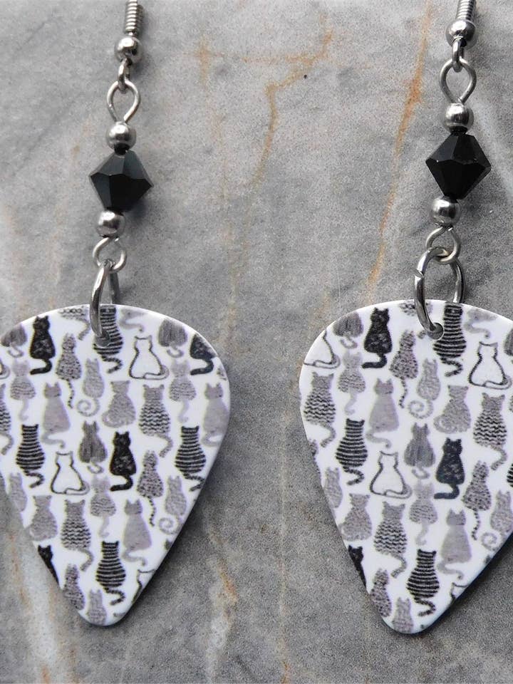 Øreringe med guitarplektre med sorte, grå og hvide katte og Swarovskikrystaller for engroshandel hos Simply Raevyn