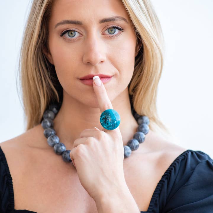 Bague cocktail Capri bleu moucheté en granit lucite pour la vente par Leetie Lovendale