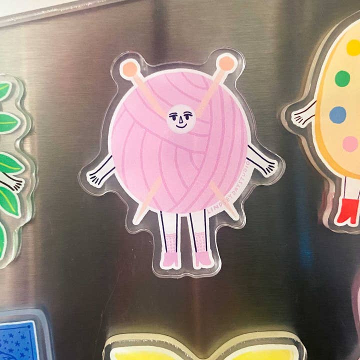 Stickvän Magent, Pysslig Kawaii Kylskåpsmagnet för wholesale av Lindsey Day Studio