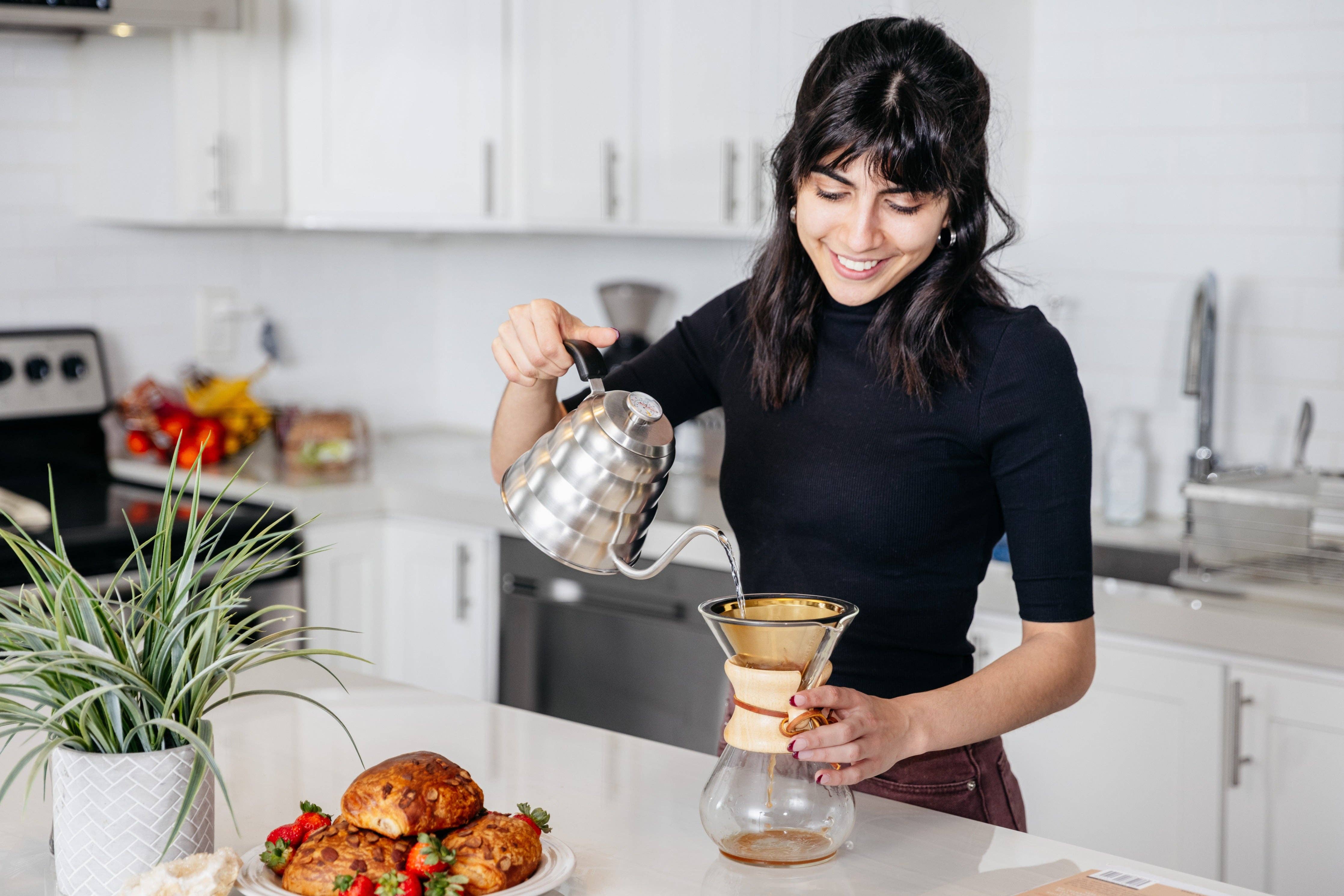 Barista Warrior - Wholesale Pour Over & Dripper - Reusable Pour Over Filter for Chemex and Hario V60 (Gold)4