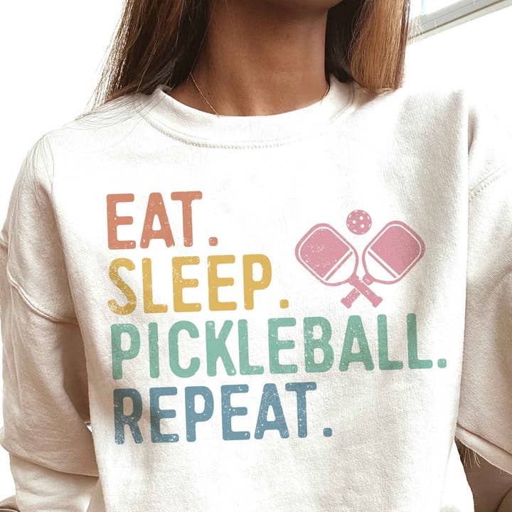 Sweatshirt graphique EAT SLEEP PICKLEBALL REPEAT pour la vente par BLUME & CO.