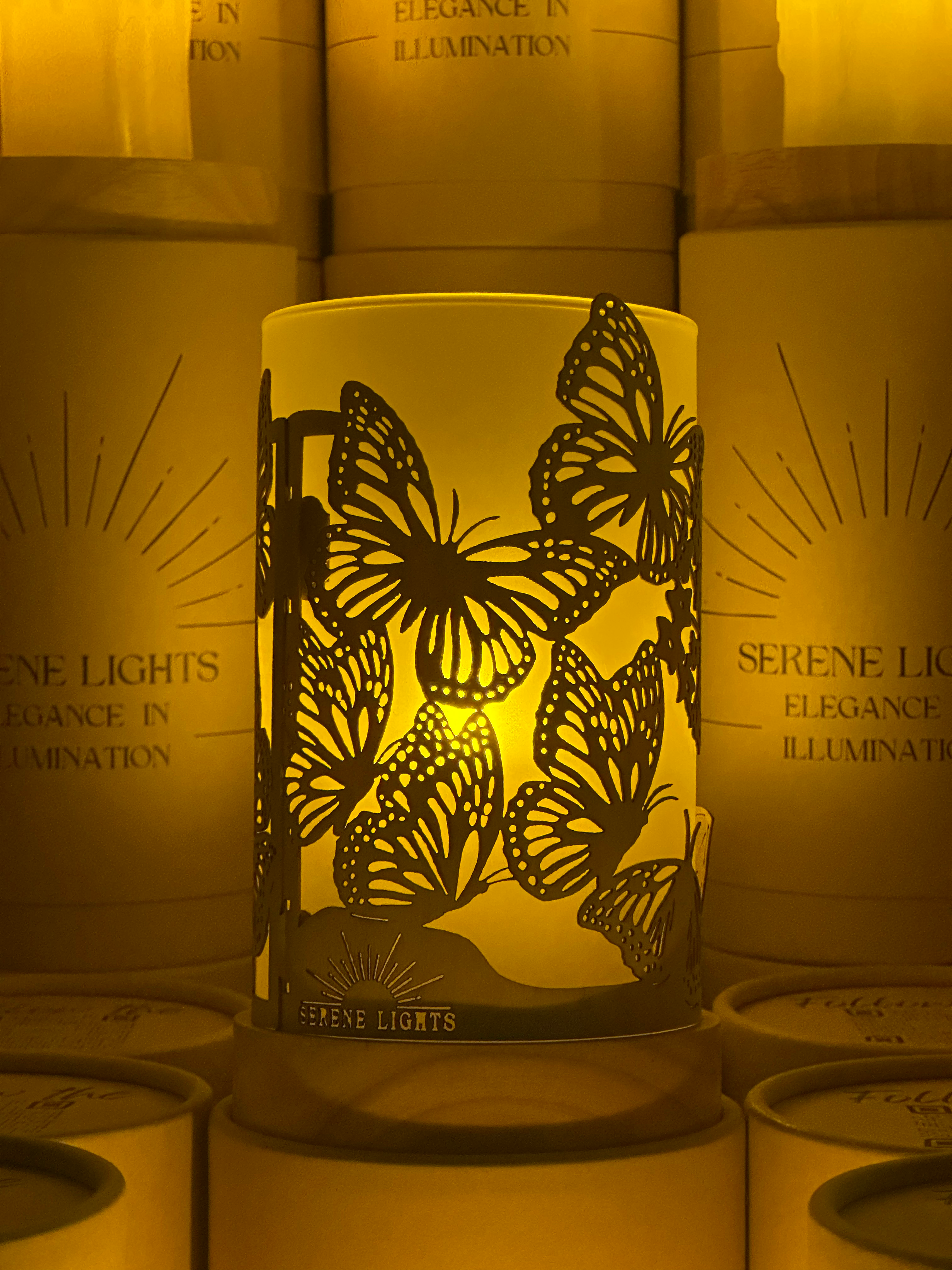 Serene Lights - Vente Décorations de table - Papillons, porte-bougie décoratif en placage bois gravé au laser avec bougie LED rechargeable1