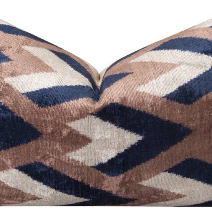 Cojín Lumbar de Terciopelo Hecho a Mano 16x24 Chevron Azul Marino Marrón para venta al por mayor de Canvello