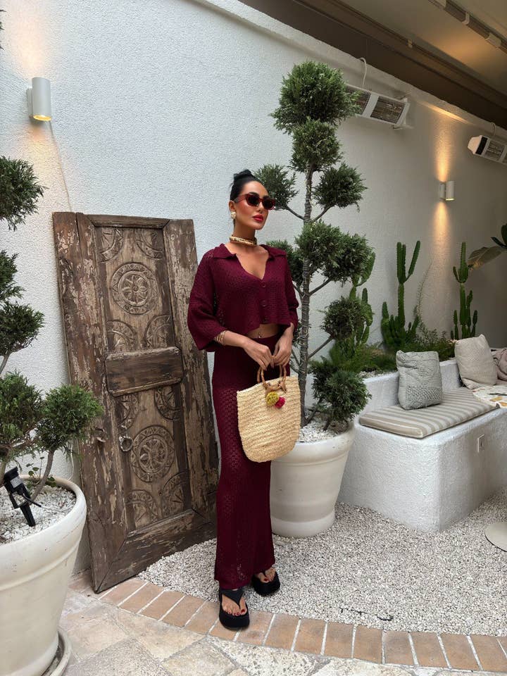 Design company-Fatma Balkir – wholesale Kjol - Dam – Bordeauxfärgad stickad pennkjol och kort blus med knappar framtill5