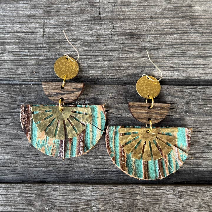 Taylor - Beachwood - Messing + Leren Oorbellen voor wholesale door Be Like Missy