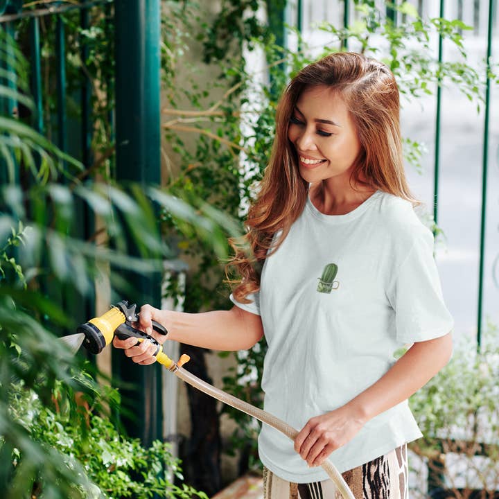 Kaktus i kaffekop grafisk tee, unisex Bella+lærred for engroshandel hos Snow Cactus Station