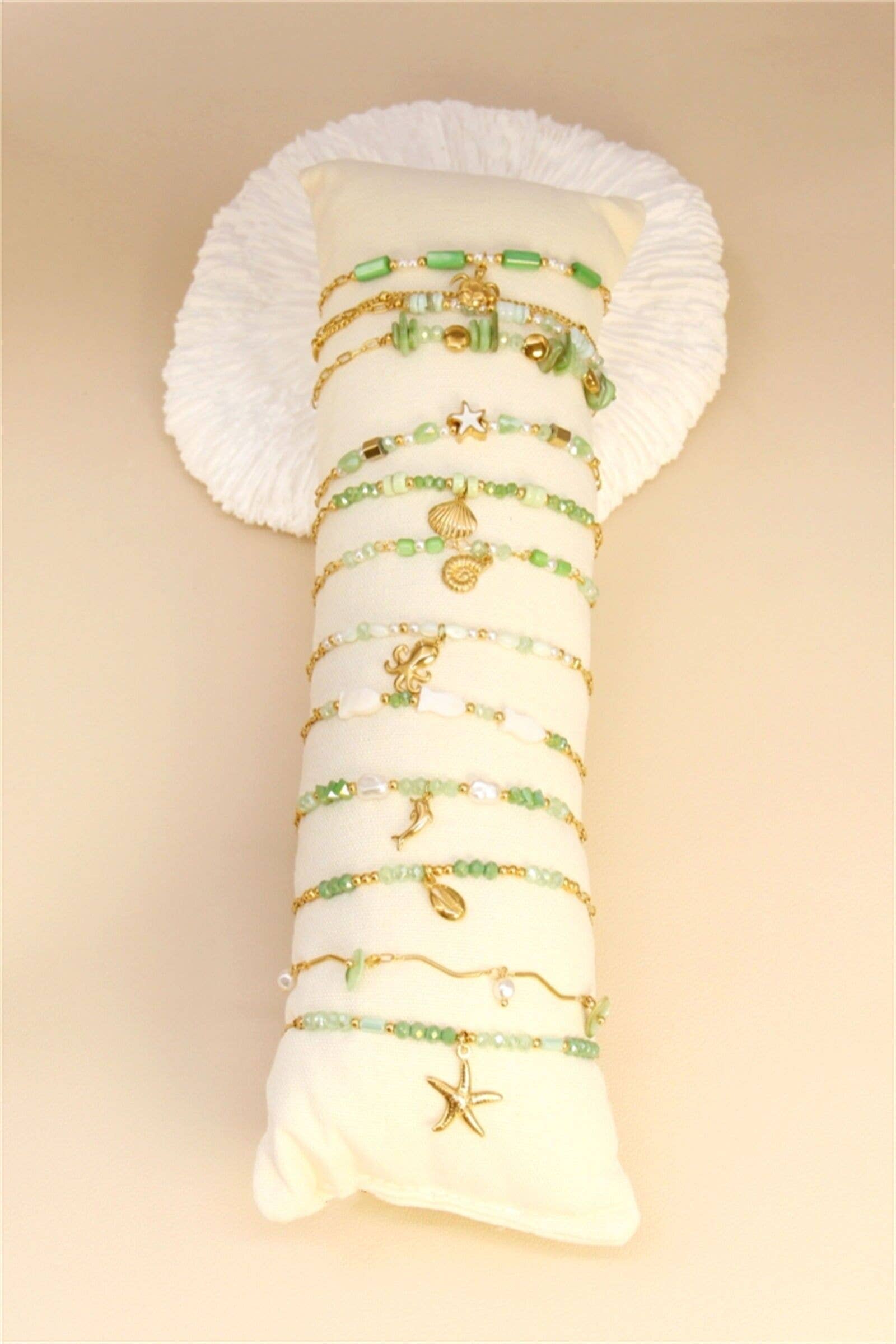 BELLISSIMA BIJOUX – wholesale Smycken – Set med 12 armband i rostfritt stål med guldfärgade pärlor0