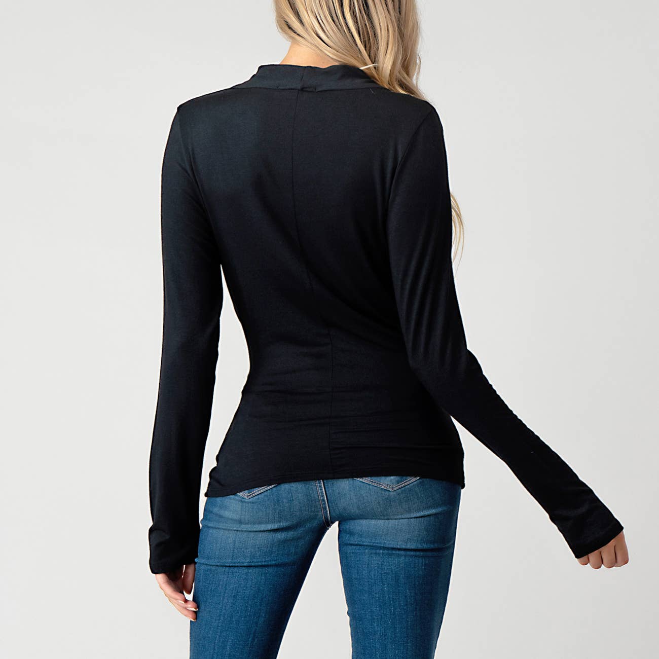 Heimious – Engroshandel Strikket top - Dame – Heimious fitted modal jersey bluse med slå-om, lange ærmer og plisserede detaljer25