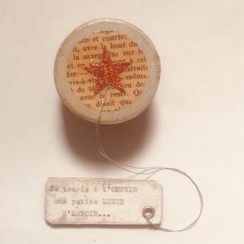 Boîte À Bonheur Contenant “Une Lueur D’espoir” pour la vente par La fabrique de MOTS MAGIQUES