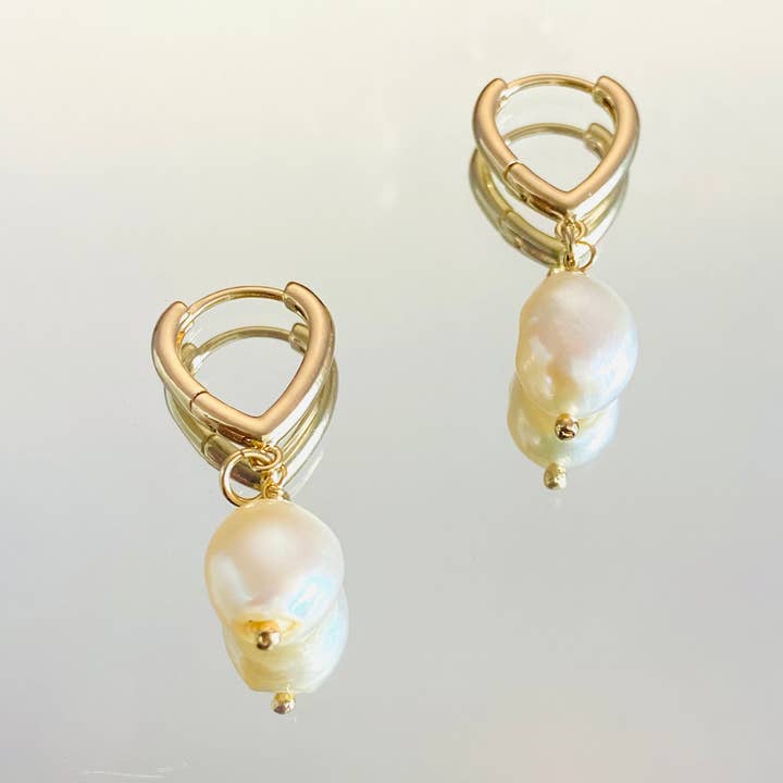 Boucles d'oreilles en perles d'eau douce, cerceaux Pearl Huggie, perle baroque pour la vente par Housegoldjewelry