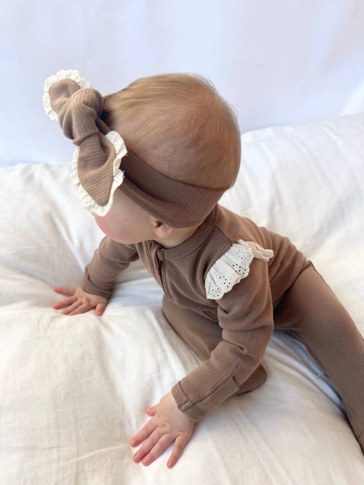 choklad Jumpsuit med spets med volanger för wholesale på Faire