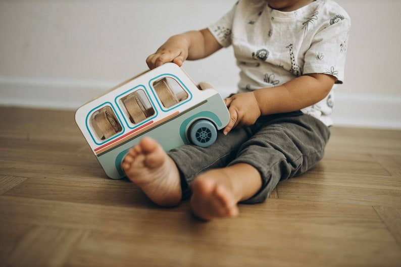 ODEAS - Wholesale Wood Toy - Kids - Wooden Bus With 6 Passengers2