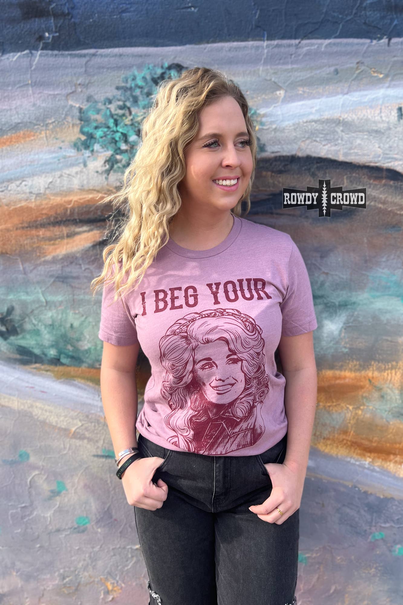 Rowdy Crowd Clothing – T-shirt estampada - Mulher por atacado – Camiseta I Beg Your Parton com estampa da rainha Dolly2