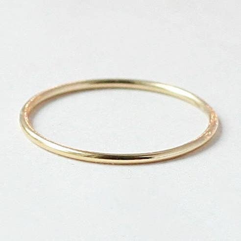 Stapeln von Ring. Glattes Goldband. Eins. Mit Gold gefüllter dünner Stapelring. Dünner Stapelring. Ehering Ehering Knöchelring. Goldener Midi für den Großhandel von Meadowbelle