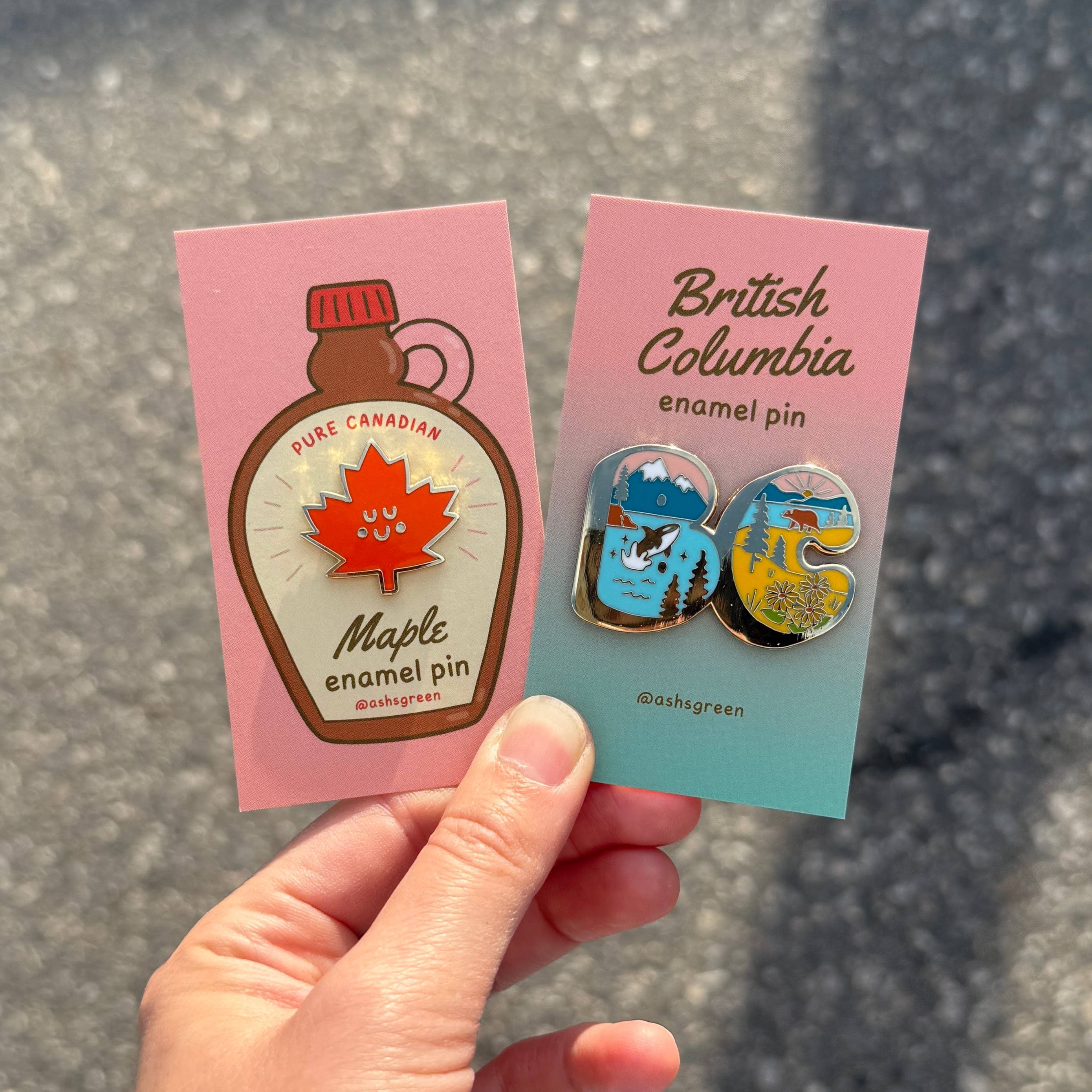 Ashleigh Green Studios - Vendita all'ingrosso Spilla da bavero - Spilla in smalto - foglia d'acero 🍁1