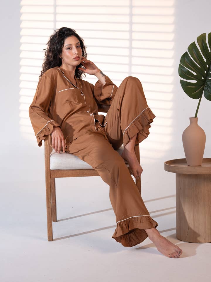 Day Naps - Ensemble de pyjama en bambou marron pour la vente par Carolina Benoit