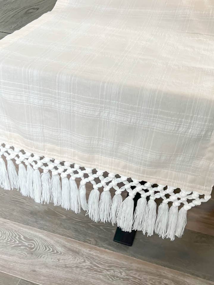 Chemin de table Dobby Fringe pour la vente par KATIE FARNAN