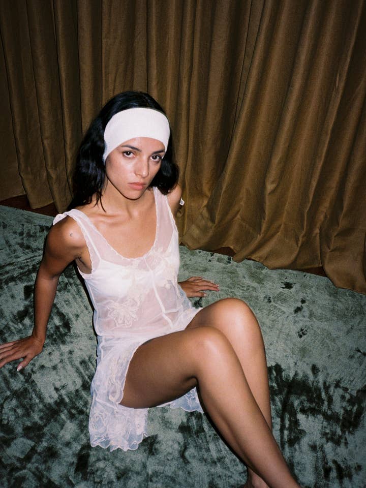 De zachte geribbelde hoofdband in Cloud voor wholesale door Arc + Bow