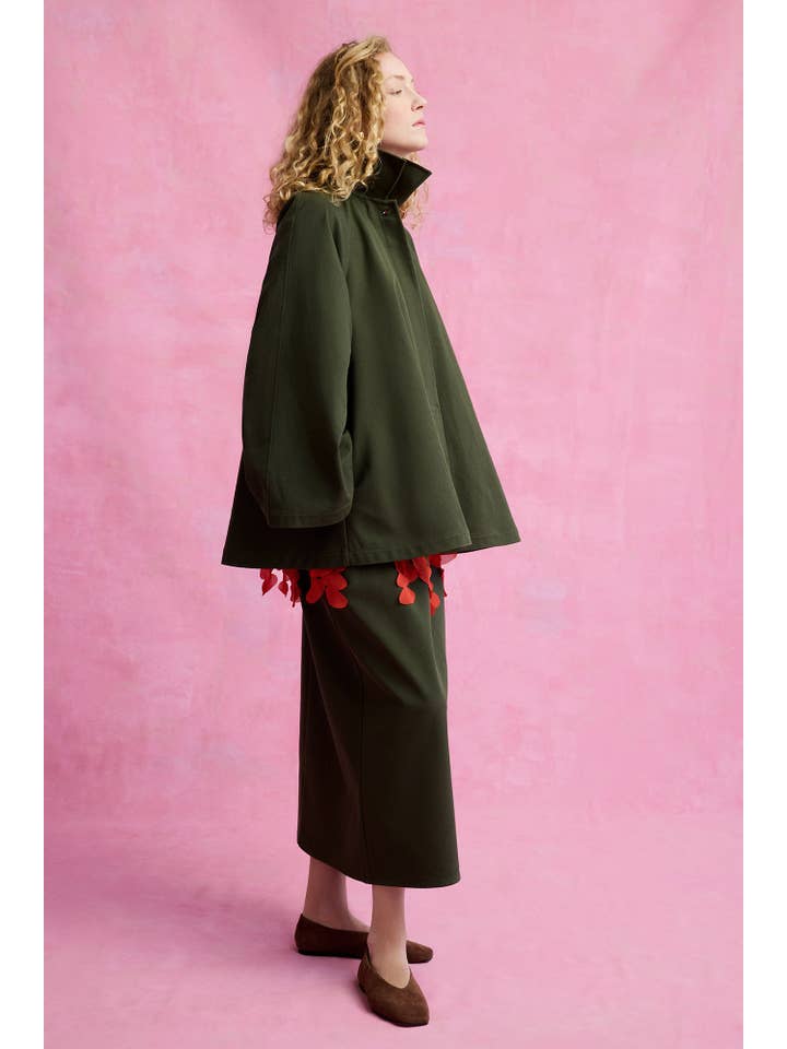 Haki Kurzer Trenchcoat aus Baumwollgabardine – Ausgestelltes Ärmel-Detail für den Großhandel auf Faire