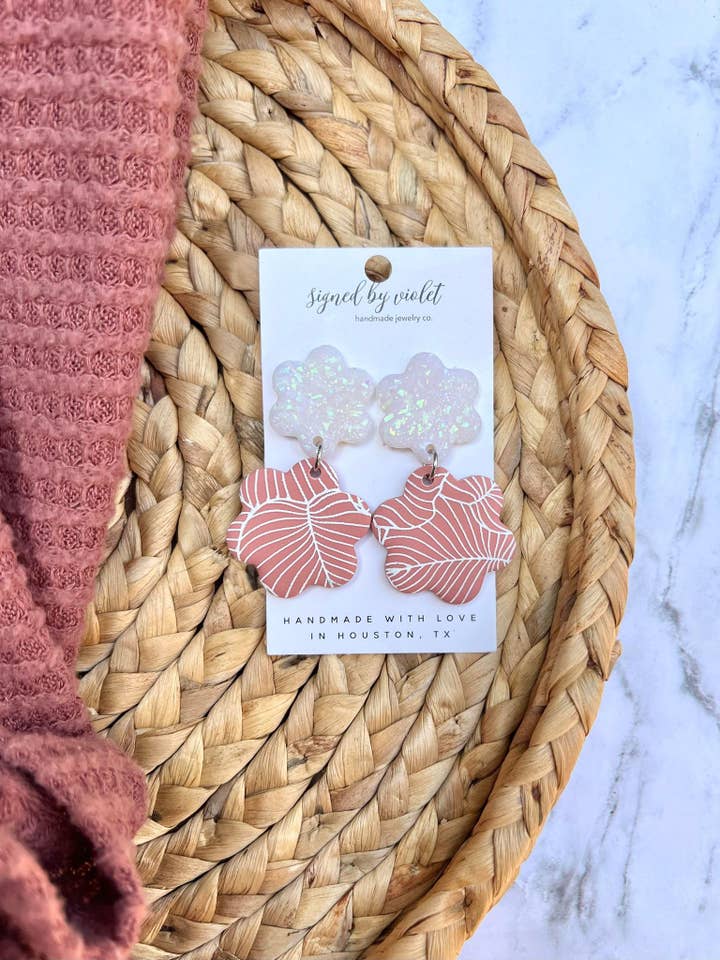 Mønstrede Pink Opal Flower øreringe for engroshandel hos Signed by Violet