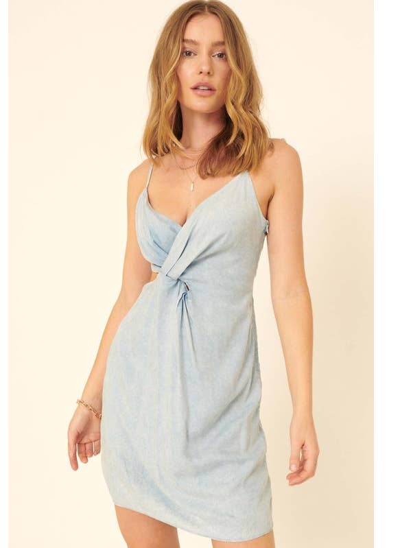 Mini vestido de verão tecido com recorte de sobrepeliz frontal por atacado de MintChoco