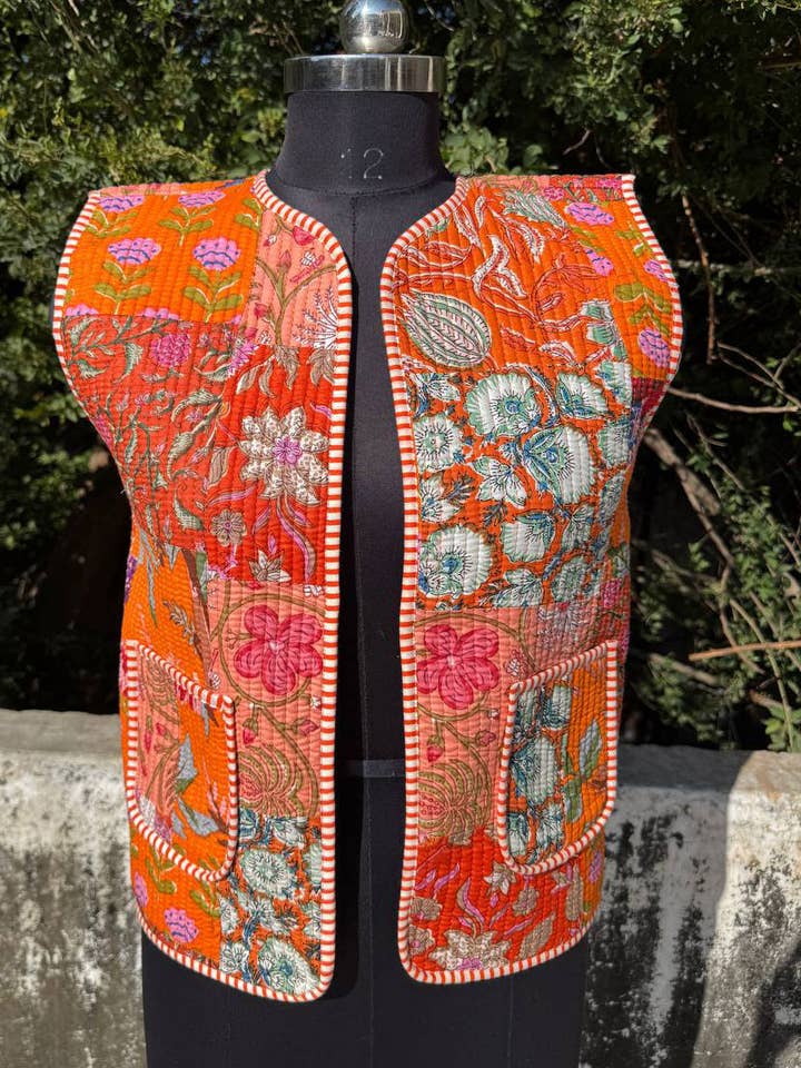 Gilet sans manches en patchwork matelassé en coton à imprimé floral orange pour la vente par bhavnas boutique