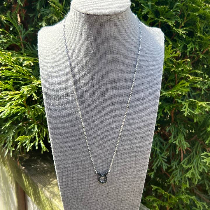 Taureau - Colliers avec symbole du signe du zodiaque - Délicat - Acier pour la vente par Earth Star Healing Collective