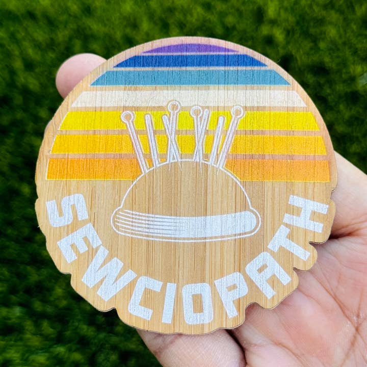 Adesivo in legno di bambù «SEWCIOPATH», per cucire e trapuntare per la vendita all'ingrosso da parte di AFK Design Co