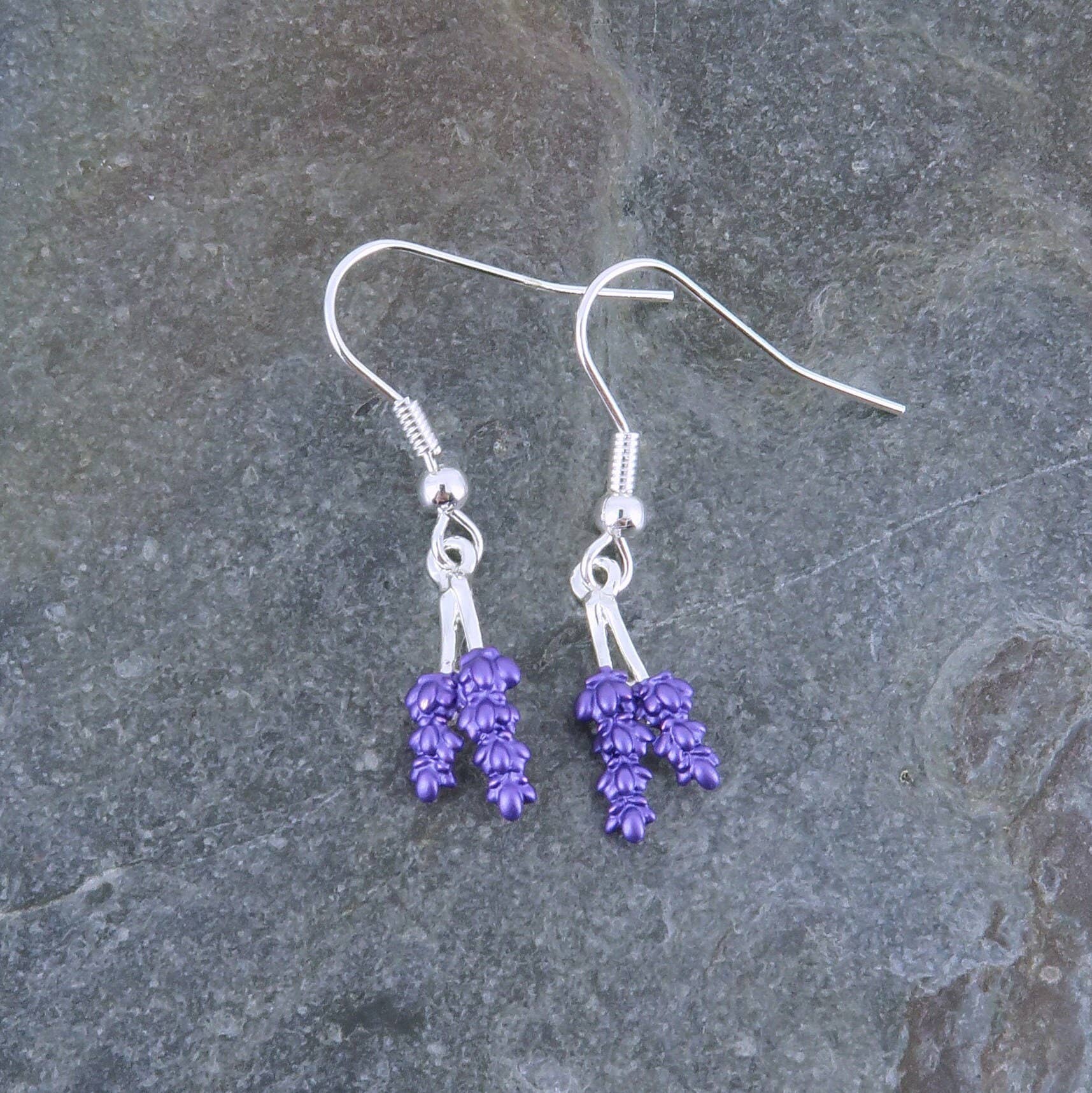 Alexander Thurlow & Co Ltd - Vendita all'ingrosso Orecchini pendenti - Orecchino a goccia con fiore viola lavanda2