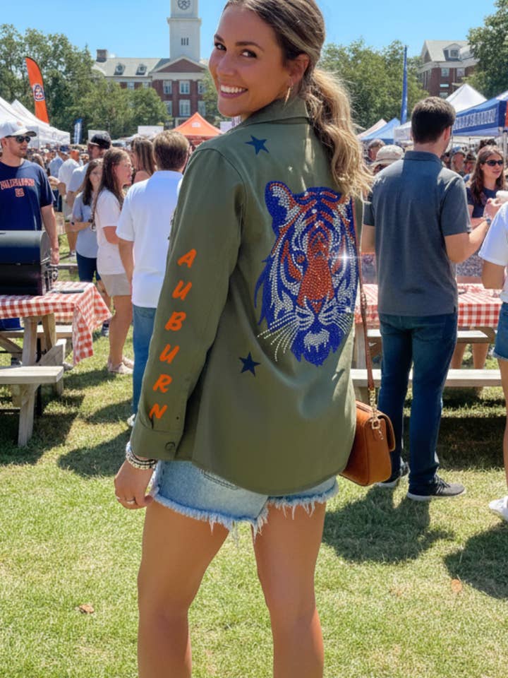 Giacca camicia verde militare con tigre arancione e blu navy di Auburn University per la vendita all'ingrosso da parte di Moving Forward Designs
