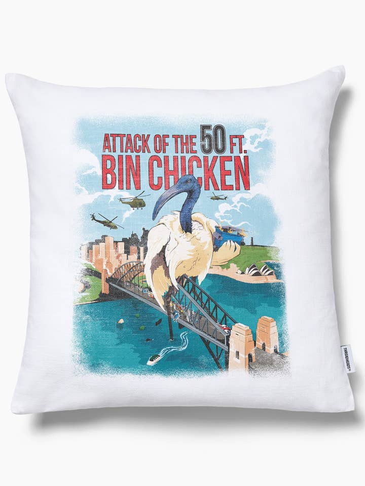 Coussin à poulet Attack of the 50 pieds pour la vente par Threadheads