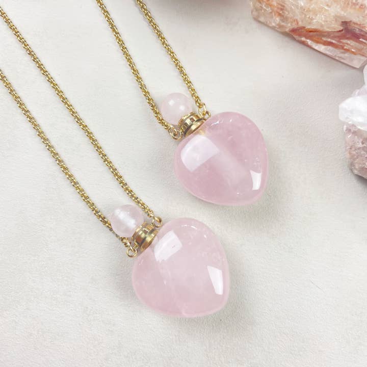 Collier en forme de bouteille en quartz rose en forme de cœur doré pour la vente par Ewelina Pas Jewelry