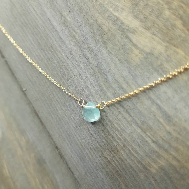 Grøn kalcedon Center perle halskæde på guld for engroshandel hos Tela Bella Jewelry