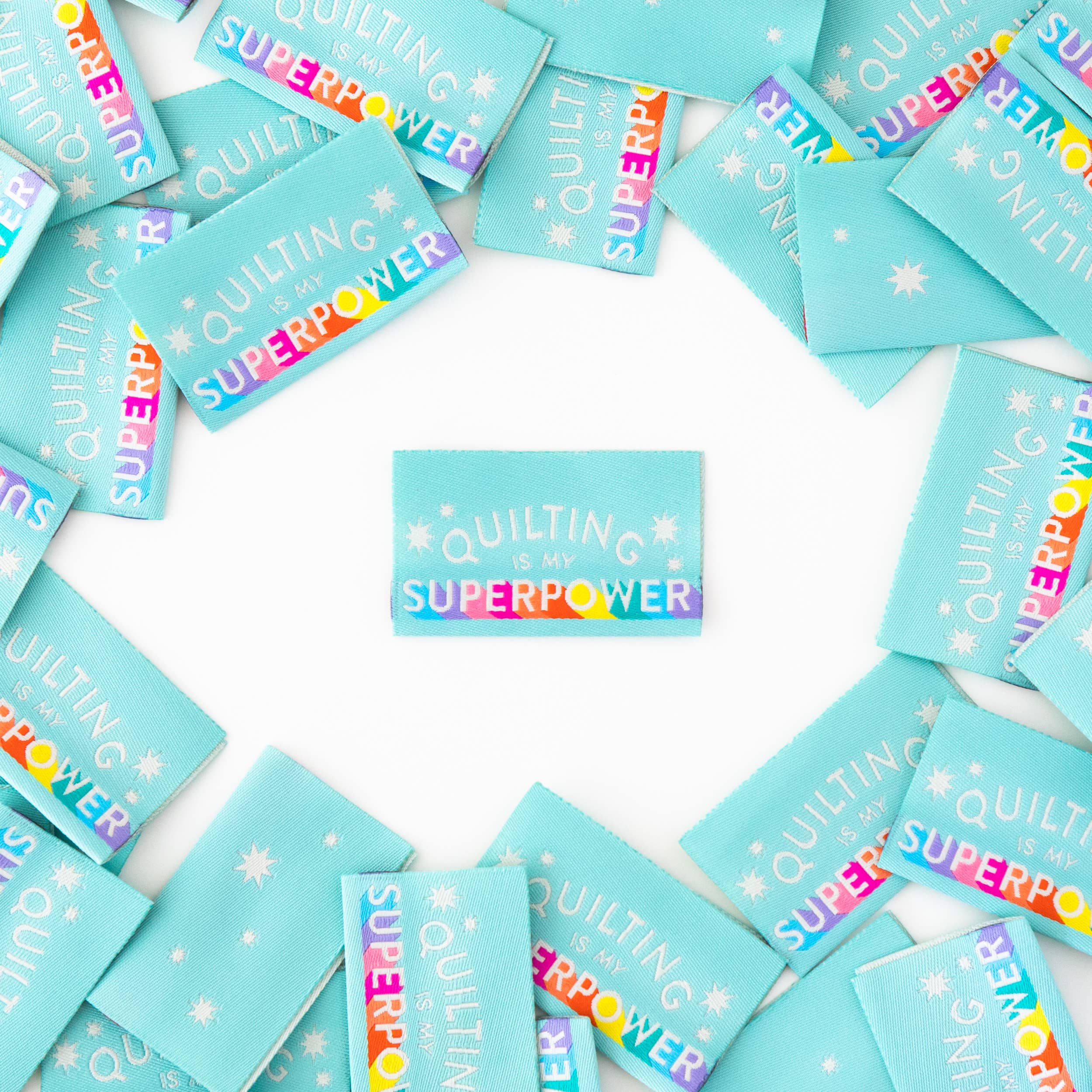 Sarah Hearts – wholesale Hantverkstillbehör – Etiketter för sömnad i vävt tyg med texten Quilting is My Superpower1
