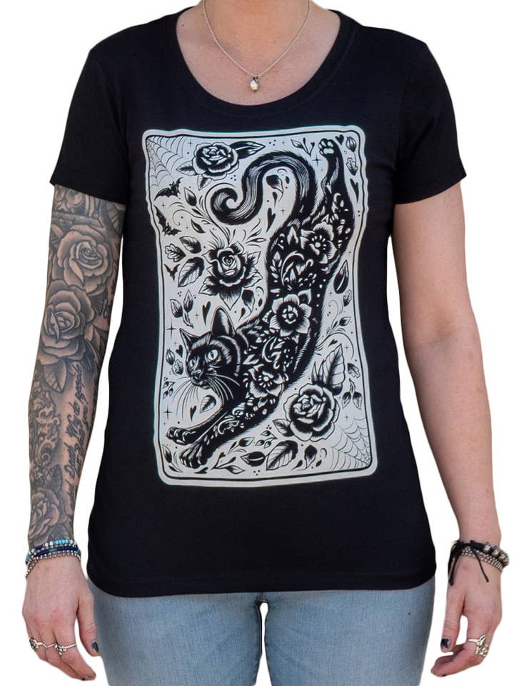 SPIRIT ANIMAL - Damen T-Shirt mit weitem Ausschnitt und Grafikdruck für den Großhandel von Black Market Art