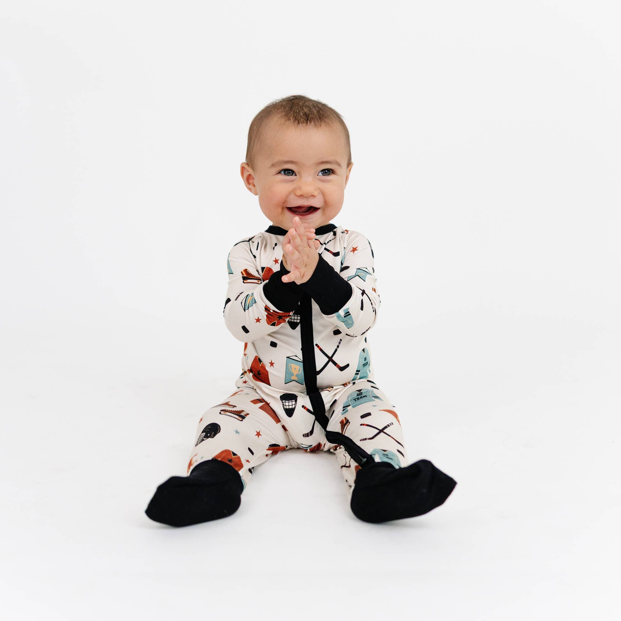 Bege/Multi Romper de Pé de Bambu Conversível Hat Trick Hockey para venda a revendedores na Faire1