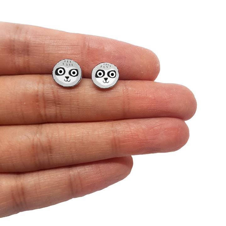 Boucles d'oreilles clous paresseux faites à la main pour la vente par Fawa Shah