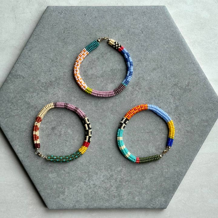 Bracelet tissé à la main avec perles pour la vente par Designed by Lei