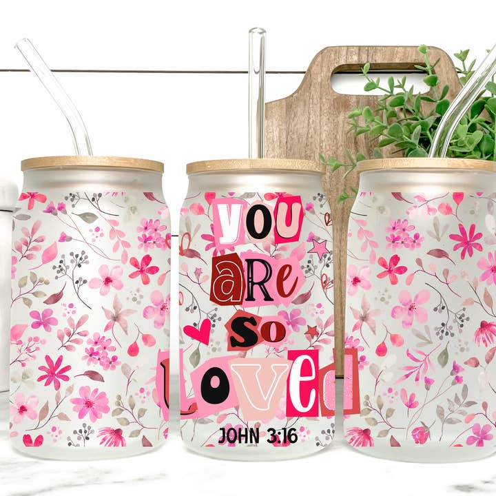 Verre à fleurs chrétiennes "Tu es tellement aimé" pour la Saint-Valentin pour la vente par Kate Haven Glass Tumblers for Every Occasion