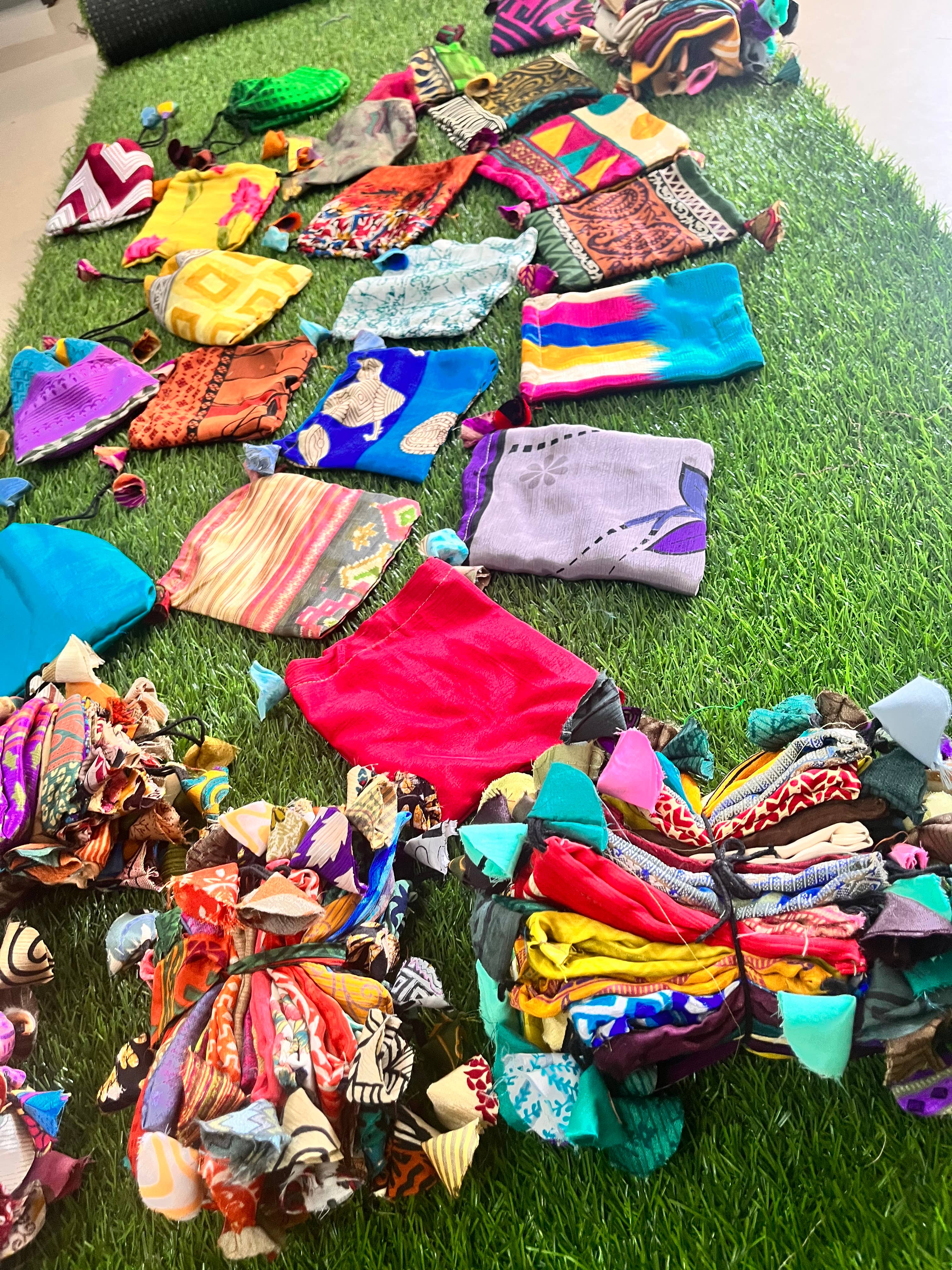 Meghcraft - Vente Pochette cadeau - Sacs vintage en soie recyclée avec cordon pour bijoux - Sachets cadeaux1