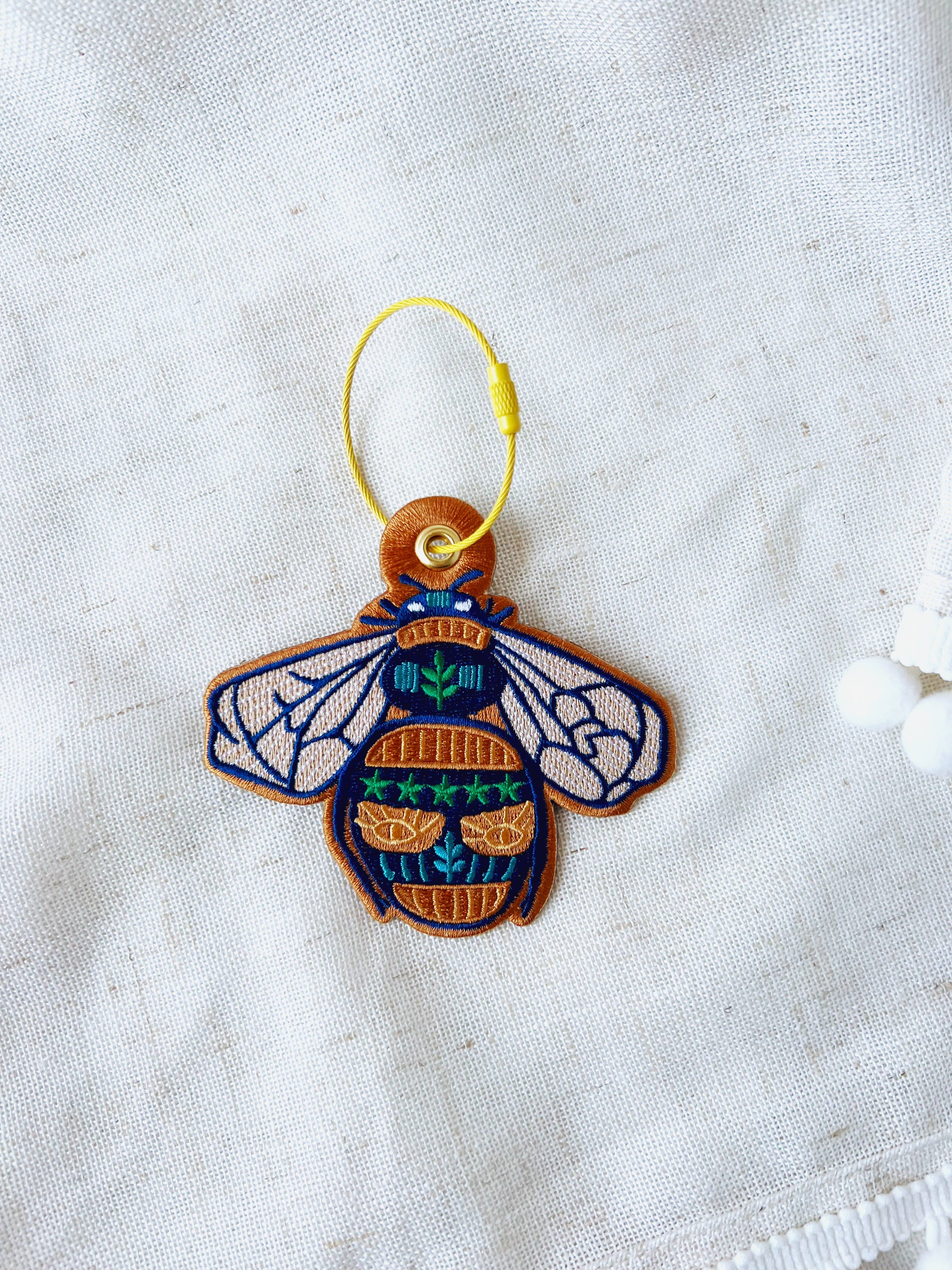 Rikrack – Großhandel Schlüsselanhänger – Damen – Bienenbestickter Taschenanhänger-Schlüsselanhänger4