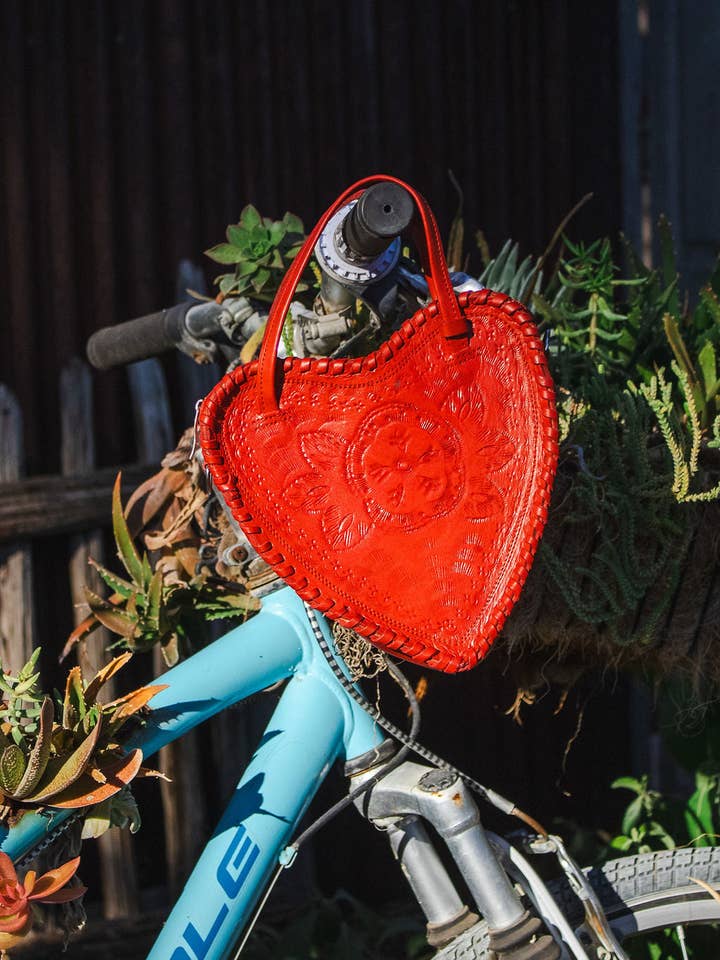 Borsa in Pelle Cuore Rosso per la vendita all'ingrosso da parte di Adela Artisan Made LLC