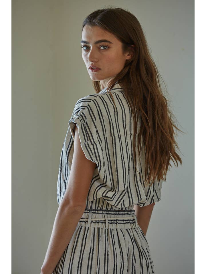 Lino nero L7047 | Top con cravatta in vita con colletto abbottonato a righe in vendita all'ingrosso su Faire4